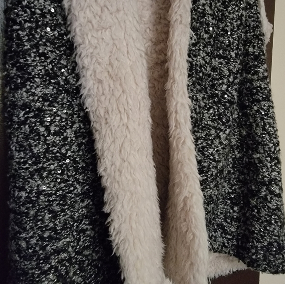 Sparkly sequin, furry, hooded vest, size small - Picture 3 of 5
